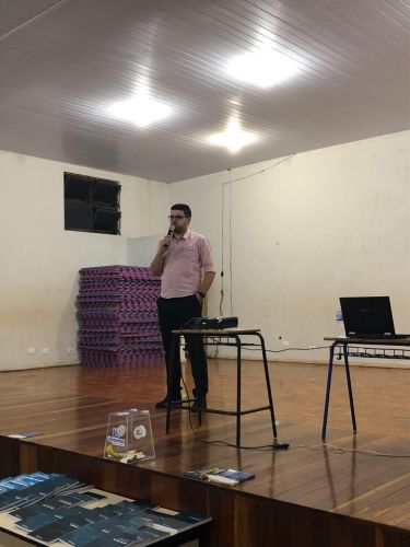 Palestra sobre elaboração de currículo e comportamento em entrevista