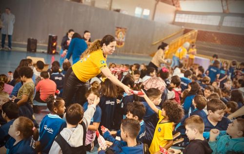 Prefeitura entrega kits de higiene bucal para alunos da Rede Municipal