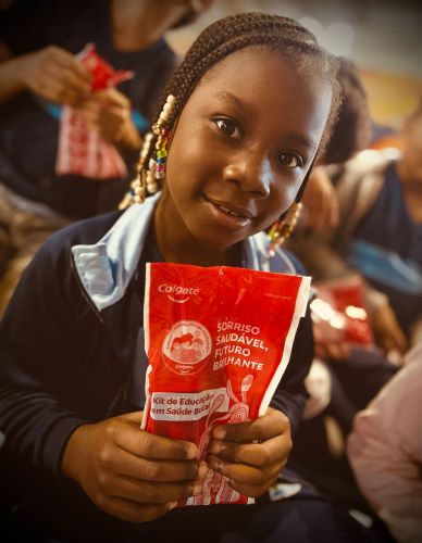 Prefeitura entrega kits de higiene bucal para alunos da Rede Municipal