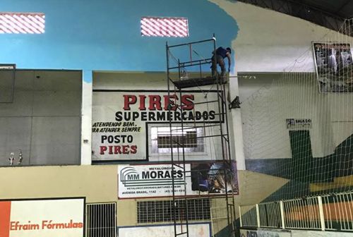 Com muito trabalho e muita fé, foi iniciada a restauração do Ginásio de Esportes Municipal.