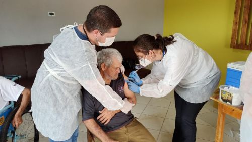 COVID-19 - Idosos são vacinados nas Instituições de Longa Permanência em Faxinal