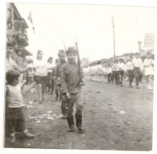 Desfile de 7 de setembro do Grupo Escolar Regente Feij ? 1969 Katulo Garutte Catto.