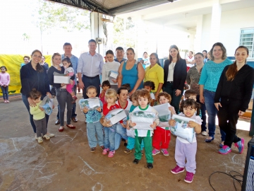 PREFEITURA E DEPARTAMENTO DE EDUCAO ENTREGAM UNIFORME ESCOLAR DE INVERNO