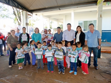 PREFEITURA E DEPARTAMENTO DE EDUCAO ENTREGAM UNIFORME ESCOLAR DE INVERNO