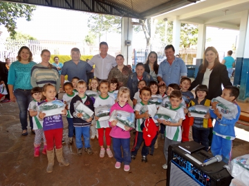 PREFEITURA E DEPARTAMENTO DE EDUCAO ENTREGAM UNIFORME ESCOLAR DE INVERNO