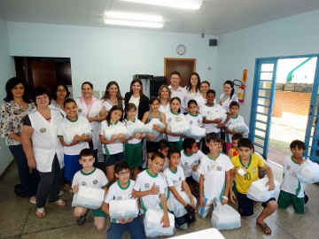 PREFEITURA E DEPARTAMENTO DE EDUCAO ENTREGAM UNIFORME ESCOLAR DE INVERNO