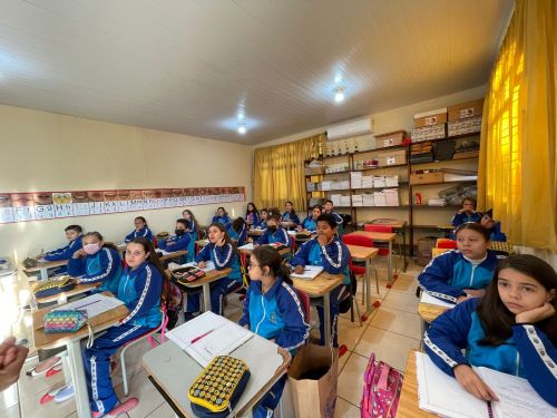 A Prefeitura realiza entrega de uniformes para os estudantes da rede municipal e APAE.