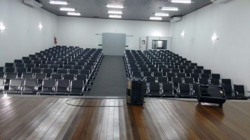 Cadeiras do Centro Cultural são restauradas