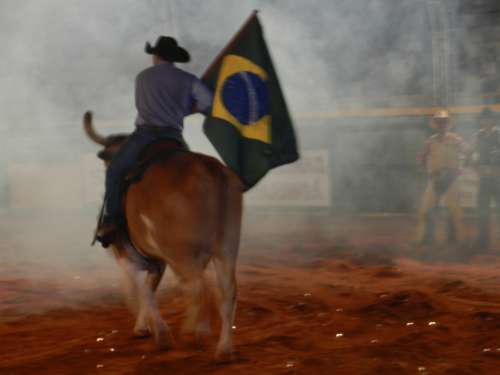 RODEIO X-TUDO AGITA A CIDADE