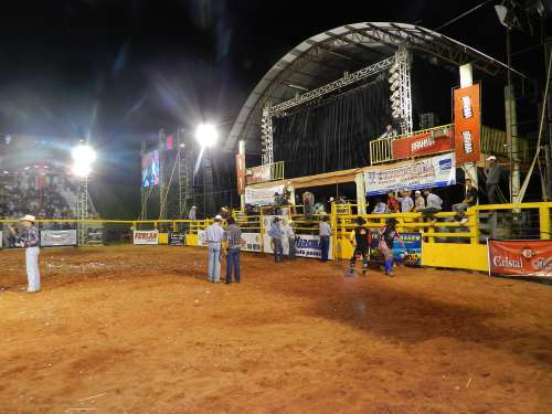 RODEIO X-TUDO AGITA A CIDADE