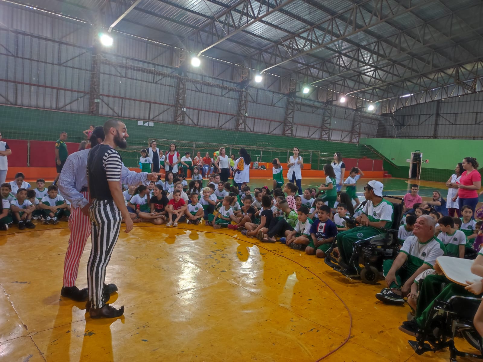 Circo gratuito leva alegria e fantasia para famílias, promovendo o desenvolvimento artístico e emocional