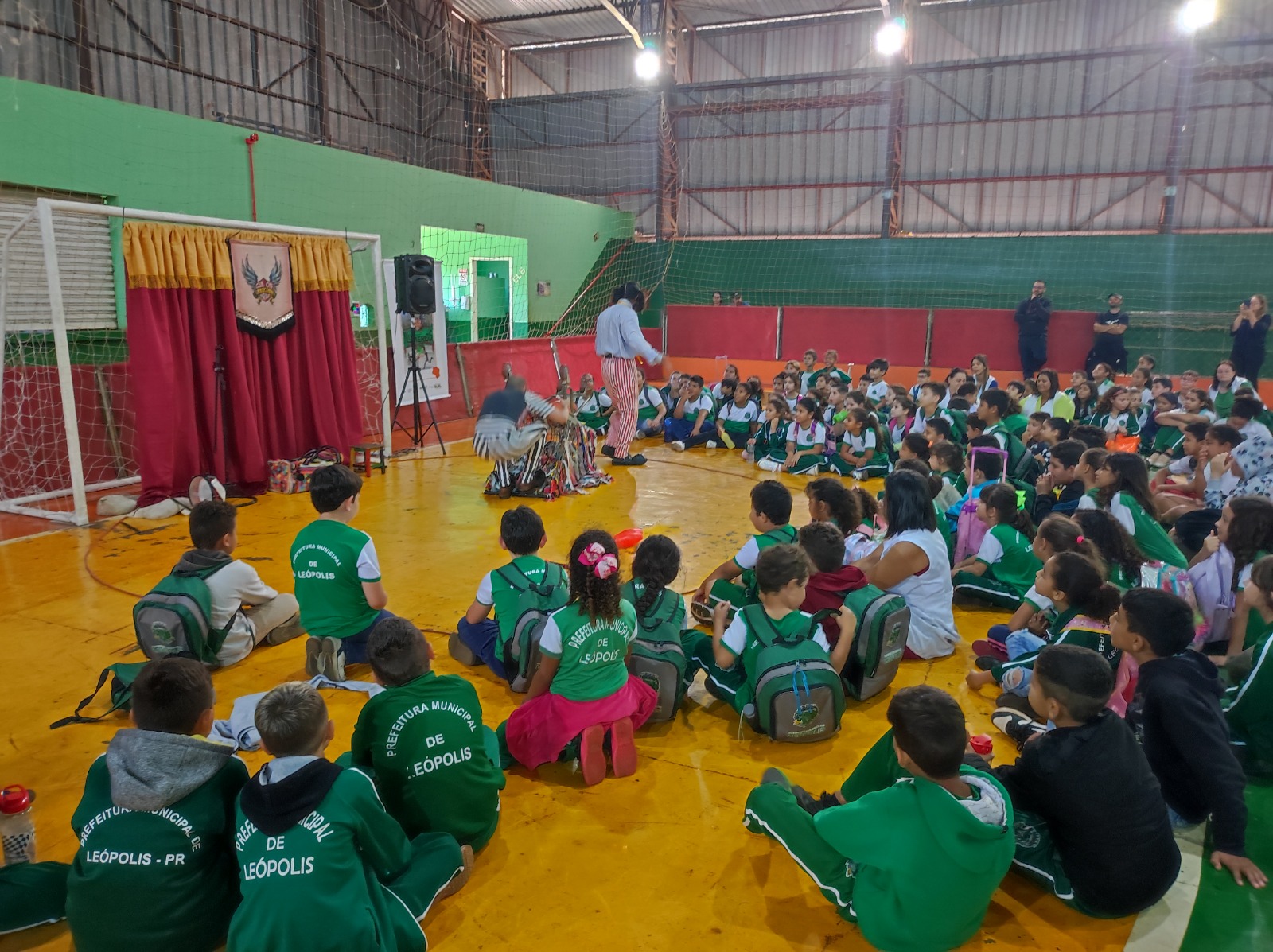 Circo gratuito leva alegria e fantasia para famílias, promovendo o desenvolvimento artístico e emocional
