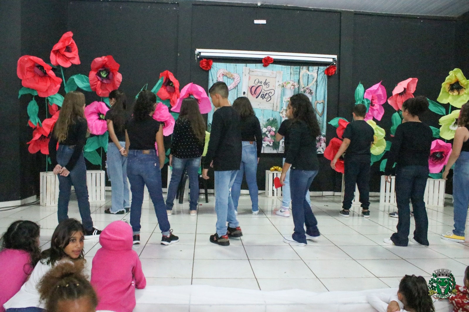 Alunos da Escola Municipal Argenede Motta Prodóssimo prestam emocionante homenagem ao Dia das Mães