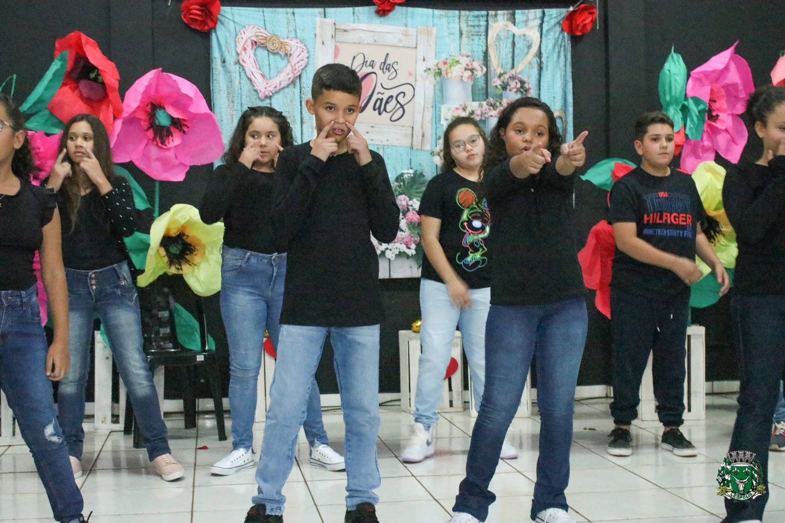 Alunos da Escola Municipal Argenede Motta Prodóssimo prestam emocionante homenagem ao Dia das Mães