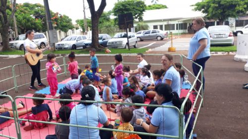 Crianças do CMEI Rosália Motter participam do projeto "Meleca na mão e pura diversão" 