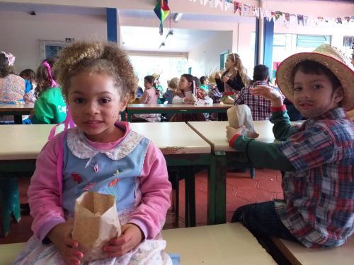 Escola Manoel da Nóbrega encerra o semestre com festa julina