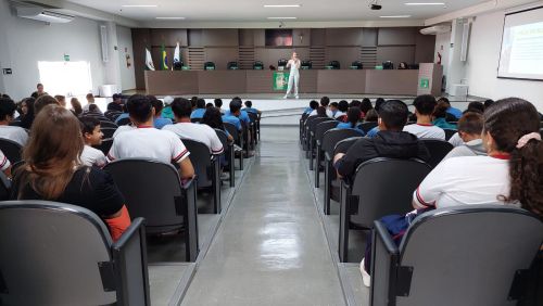 Palestras abordam assuntos importantes para crianças e adolescentes em Cafelândia.
