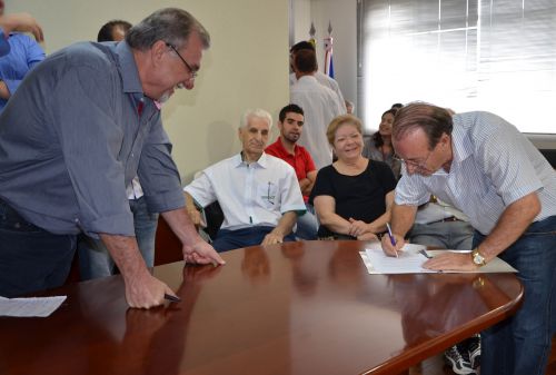 Prefeito Baco assinou ordem de serviço autorizando primeira etapa de revitalização da Praça da Matriz