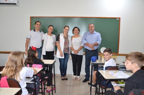 Prefeito Baco visita Colégio Santo Antônio recebe cartinhas e responde perguntas dos alunos 