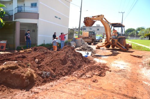 Urbanização da Rua Vereador Jorge Antônio de Oliveira; prefeito Baco e secretário acompanham andamento da obra 