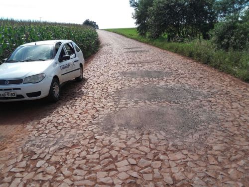 Operação tapa-buraco é realizada em estradas com pavimentação poliédrica