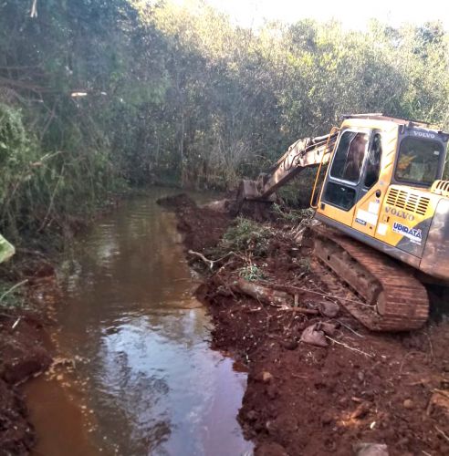 Serviços Rurais atuando para melhorias as estradas em pontes do interior do município 