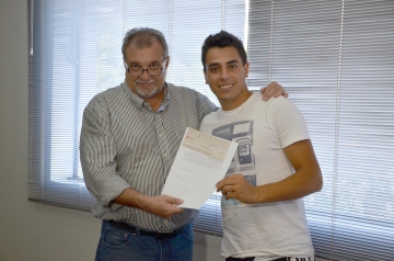 Representante do bloco Amor (i) cana recebendo a premiao