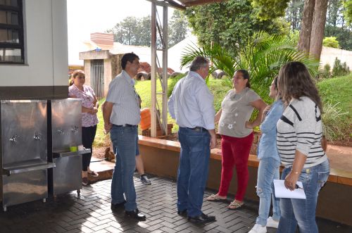 Prefeito Baco e vice Nil visitam escola