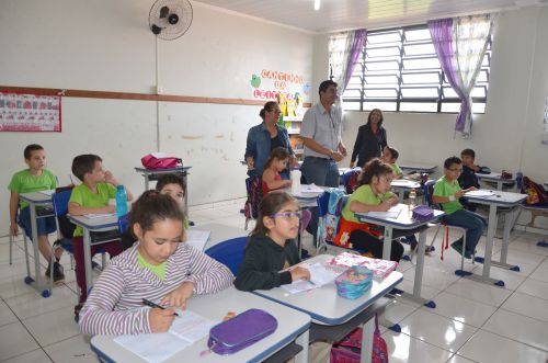 Prefeito Baco e vice Nil visitam escola