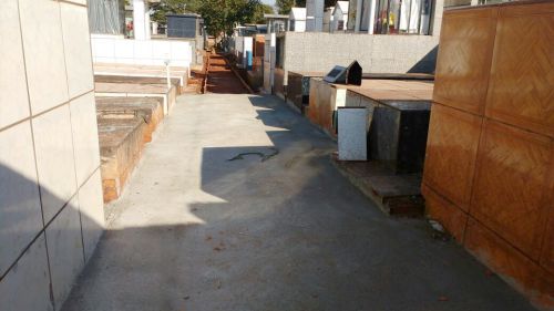 Construção de calçadas no Cemitério Municipal 