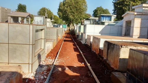 Construção de calçadas no Cemitério Municipal 
