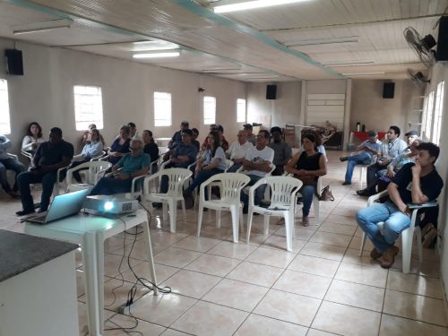 Em busca da qualificação de suas agroindústrias, produtores participaram de oficina sobre o tratamento da água 