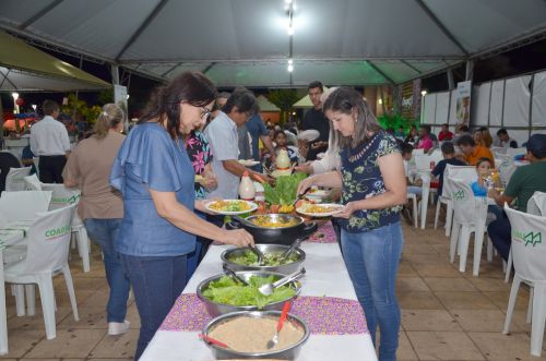 Jantar solidário na Praça comemorou 58 anos de Ubiratã