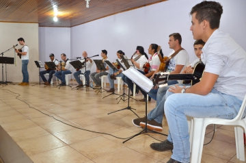 Os alunos da orquestra de viola de Ubirat realizou apresentaes durante o almoo