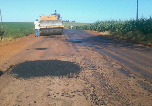 Operação tapa-buracos na Rodovia Ercides Rossetto enquanto aguarda início do recape