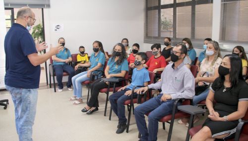 Alunos da rede pública municipal recebem certificado de participação na olimpíada de matemática