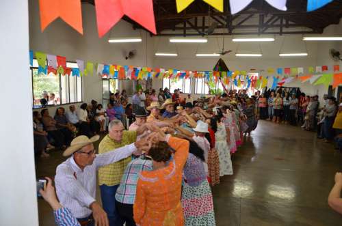 A beleza da festa, no Centro de Convivncia, foi completada com os trajes a carter