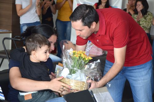 Alunos da Escola Dr. Gentil fazem apresentação para homenagear mães