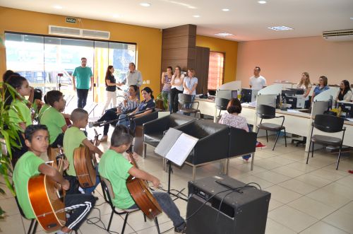 Alunos da Escola Dr. Gentil fazem apresentação para homenagear mães