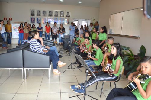 Alunos da Escola Dr. Gentil fazem apresentação para homenagear mães