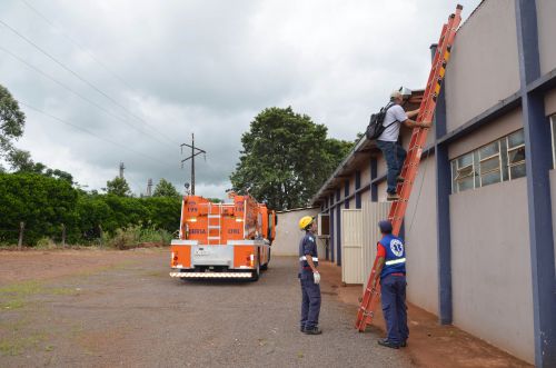Defesa Civil e bombeiros ajudam no trabalho de combate à dengue