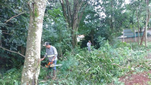 Serviços de limpeza no entorno do Bosque representa mais segurança e melhor aspecto de urbanização para o local