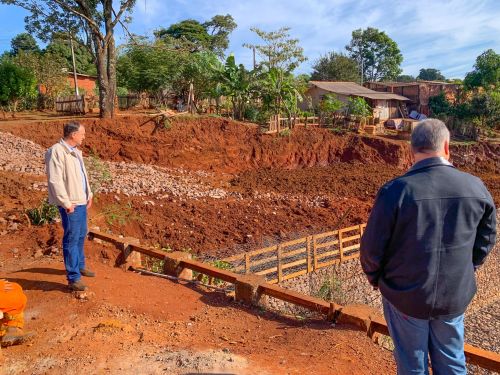 PREFEITO E VICE-PREFEITO VISTORIAM OBRAS EM ANDAMENTO EM UBIRATÃ
