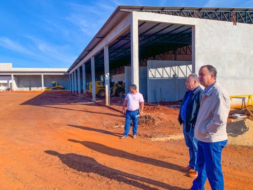 PREFEITO E VICE-PREFEITO VISTORIAM OBRAS EM ANDAMENTO EM UBIRATÃ