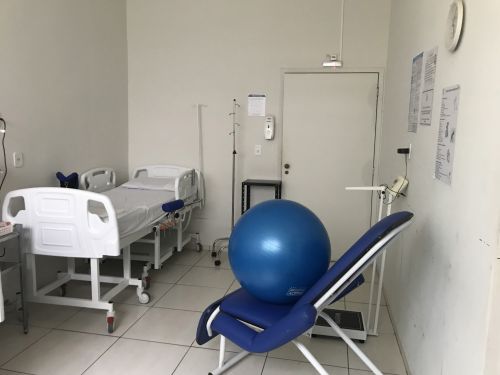Secretaria Municipal de Saúde doa cama para partos humanizados à Santa Casa