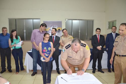 Polícia Militar de Ubiratã recebeu por meio de doação arma de fogo e duas novas viaturas 