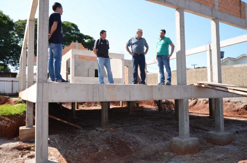 Prefeito e secretários acompanham andamento da construção da Praça Japão