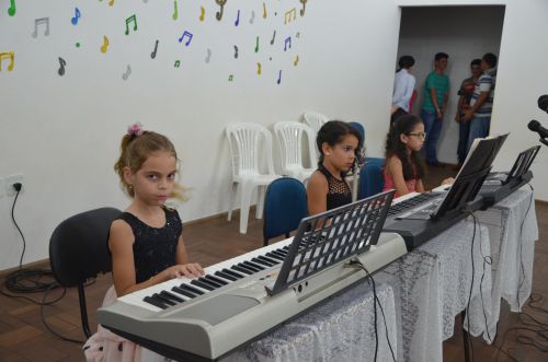 Apresentação dos alunos que participam dos cursos de música no Centro Cultural 