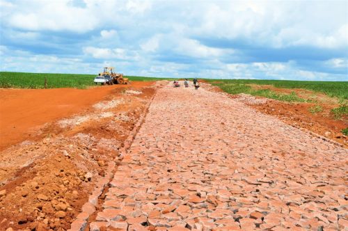Iniciada pavimentação em pedras poliédricas da Estrada Jandaia