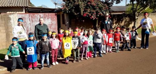 Alunos dos Cmeis Dona Mariquinha e Nosso Lar visitaram moradores na campanha de conscientização para a separação do lixo reciclável